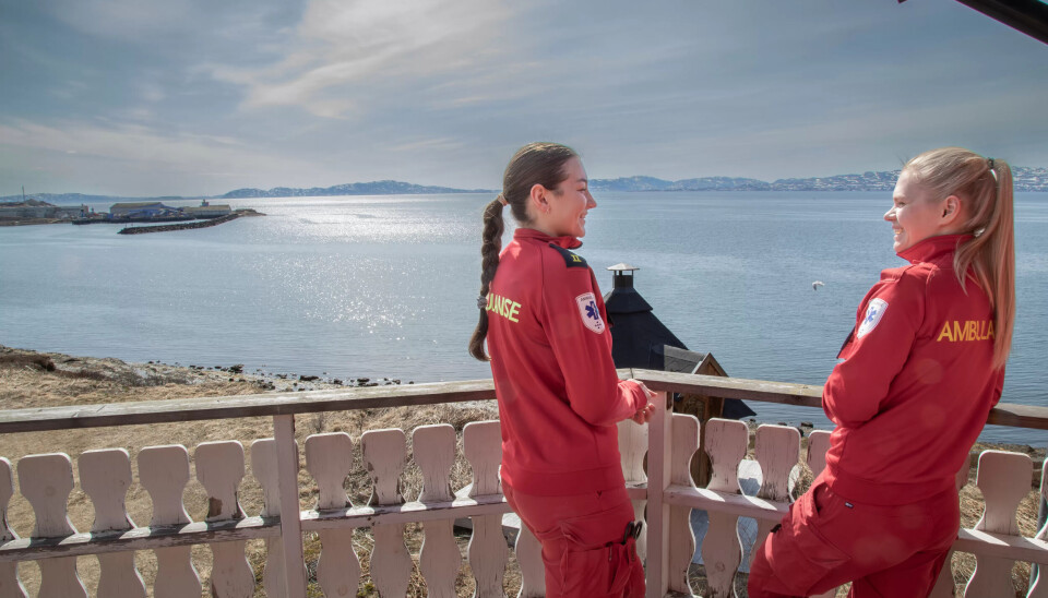 VADSØ: Paramedisiner Vilde Larsen og lærling Marja Langlo (t.v.), som tar fagbrev i disse dager, er glade for å få flere kolleger. VADSØ: Paramedisiner Vilde Larsen og lærling Marja Langlo (t.v.), som tar fagbrev i disse dager, er glade for å få flere kolleger.