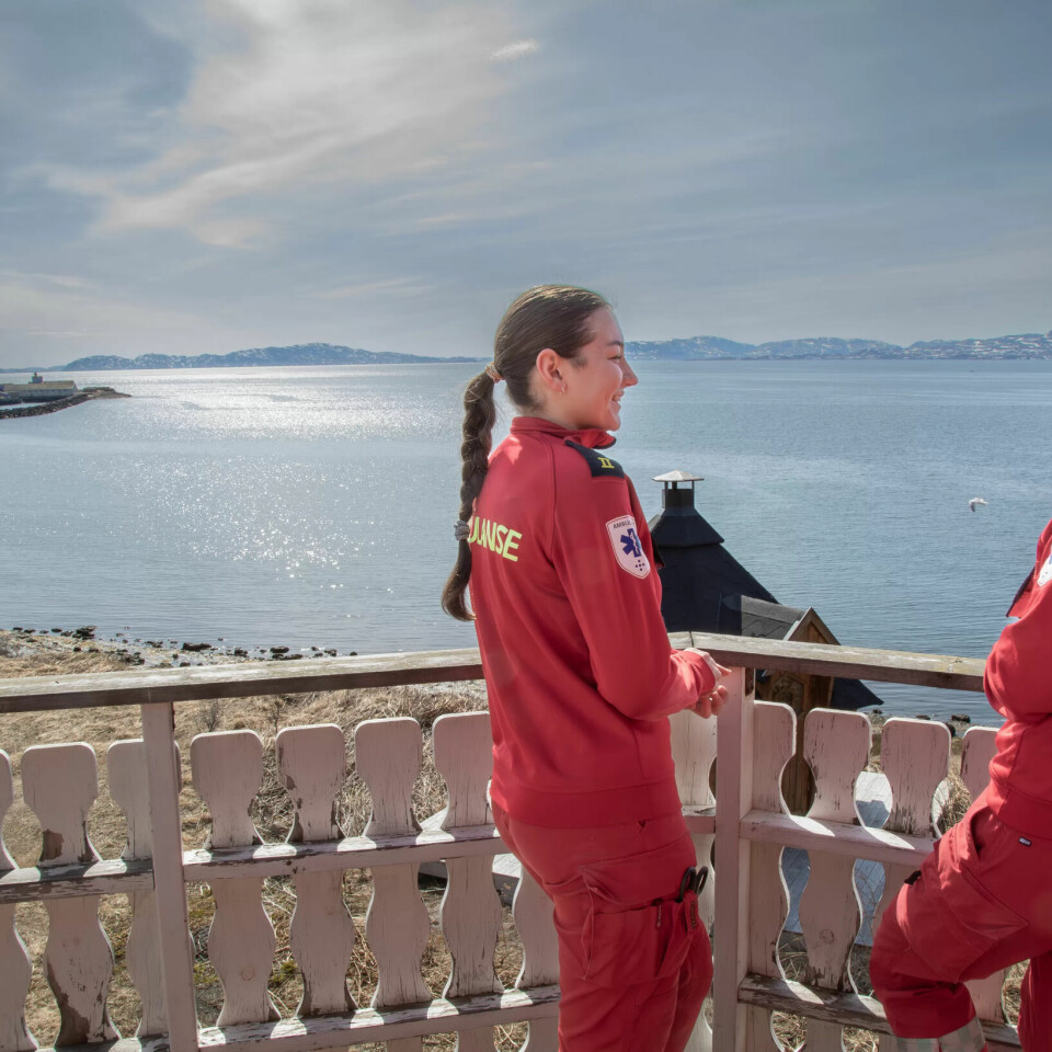 VADSØ: Paramedisiner Vilde Larsen og lærling Marja Langlo (t.v.), som tar fagbrev i disse dager, er glade for å få flere kolleger. VADSØ: Paramedisiner Vilde Larsen og lærling Marja Langlo (t.v.), som tar fagbrev i disse dager, er glade for å få flere kolleger.