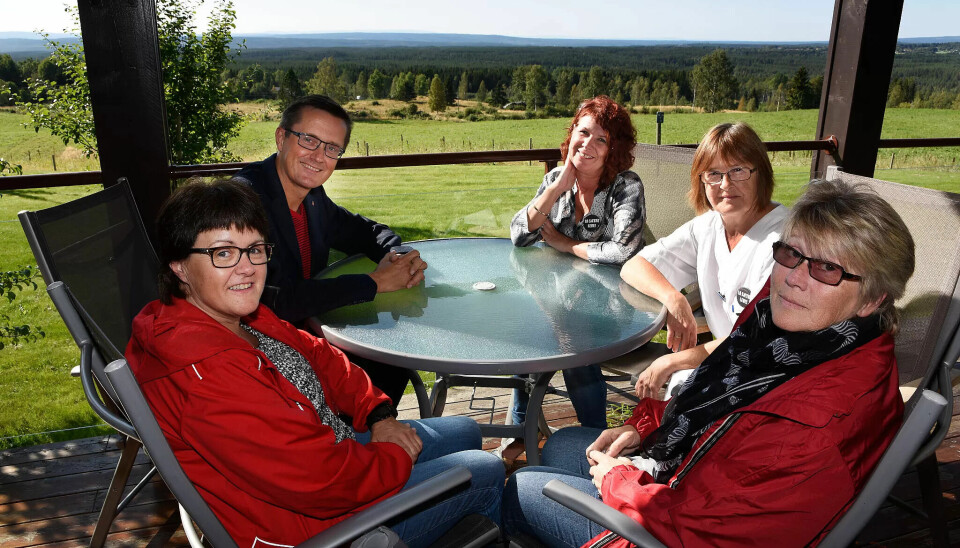 LOVER TRYGGHET: Arbeiderpartiets ordførerkandidat i Elverum, Ingvar Midthun lover at Sætre sjukehjem skal bestå hvis de får flertall i kommunevalget. Det er, fra venstre, lokal SHS-leder Gunnhild Berteig, plasstillitsvalgt Siv Nordlie, hjelpepleier Turid Lien og hovedtillitsvalgt Inger Johanne Norr godt fornøyd med. LOVER TRYGGHET: Arbeiderpartiets ordførerkandidat i Elverum, Ingvar Midthun lover at Sætre sjukehjem skal bestå hvis de får flertall i kommunevalget. Det er, fra venstre, lokal SHS-leder Gunnhild Berteig, plasstillitsvalgt Siv Nordlie, hjelpepleier Turid Lien og hovedtillitsvalgt Inger Johanne Norr godt fornøyd med.