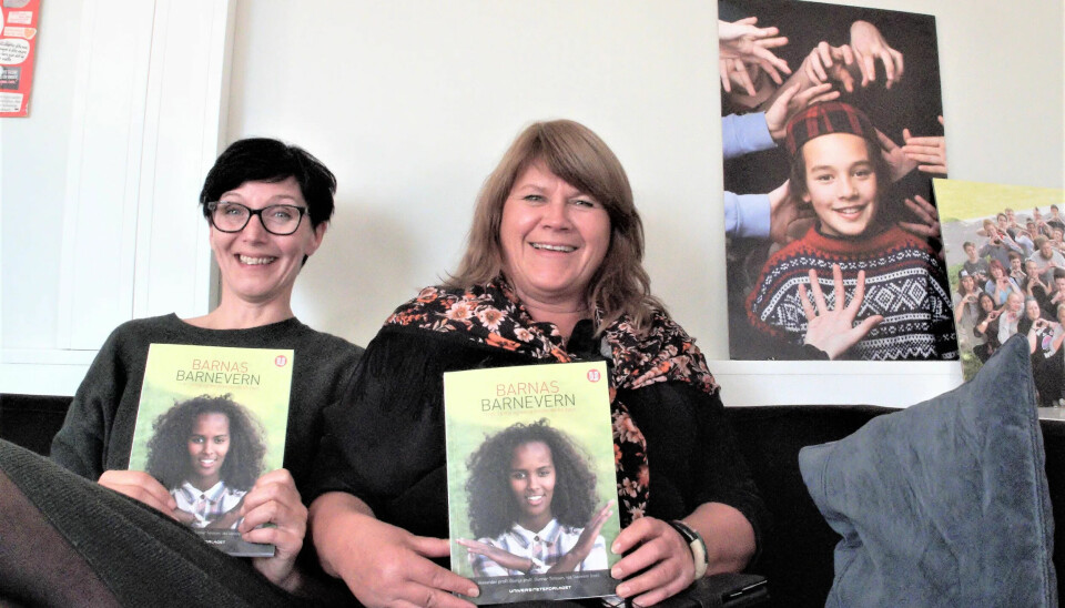 Aina Isaksen og Kari Dehli Halvorsen er to av barnevernlederne som står bak den nye boka 'Barnas barnevern' sammen med unge med erfaring fra barnevernet. Budskapet er at barnevernet skal være trygt, nyttig og samarbeidende for barn. Aina Isaksen og Kari Dehli Halvorsen er to av barnevernlederne som står bak den nye boka 'Barnas barnevern' sammen med unge med erfaring fra barnevernet. Budskapet er at barnevernet skal være trygt, nyttig og samarbeidende for barn.