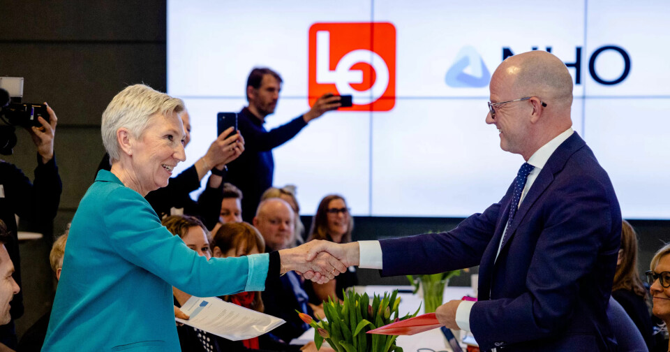 2023: Slik startet mellomoppgjøret for to år siden. LO-leder Peggy Hessen Følsvik og NHO-sjef Ole Erik Almlid hilser. Oppgjøret ble ikke løst før LO hadde streiket i fire dager. 2023: Slik startet mellomoppgjøret for to år siden. LO-leder Peggy Hessen Følsvik og NHO-sjef Ole Erik Almlid hilser. Oppgjøret ble ikke løst før LO hadde streiket i fire dager.