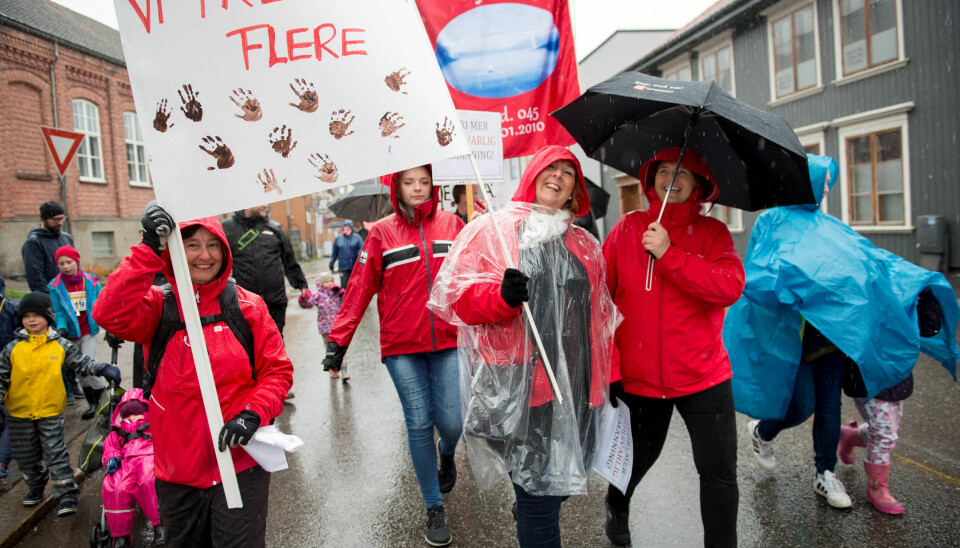 GIKK FOR BARNA: Rekordmange deltok i demonstrasjonstoget på 1. mai i Tønsberg for å støtte saken om flere ansatte i barnehagene. Fra venstre: Nina Arntzen, Hilde Abrahamsen og Irene Wilhelmsen, alle fra Fagforbundet. GIKK FOR BARNA: Rekordmange deltok i demonstrasjonstoget på 1. mai i Tønsberg for å støtte saken om flere ansatte i barnehagene. Fra venstre: Nina Arntzen, Hilde Abrahamsen og Irene Wilhelmsen, alle fra Fagforbundet.
