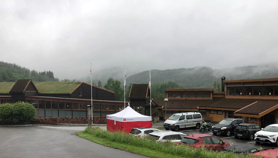 NORGES MINSTE STREIK: Her på en biloppstillingsplass midt mellom Flekkefjorden og høye fjell står Fagforbundets streiketelt. NORGES MINSTE STREIK: Her på en biloppstillingsplass midt mellom Flekkefjorden og høye fjell står Fagforbundets streiketelt.