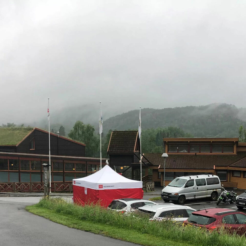 NORGES MINSTE STREIK: Her på en biloppstillingsplass midt mellom Flekkefjorden og høye fjell står Fagforbundets streiketelt. NORGES MINSTE STREIK: Her på en biloppstillingsplass midt mellom Flekkefjorden og høye fjell står Fagforbundets streiketelt.