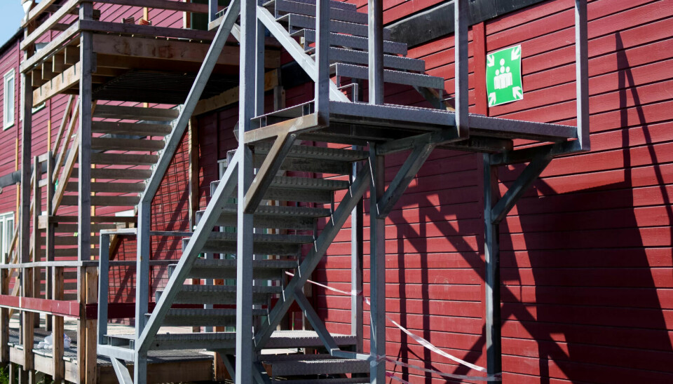 TILPASSET: Denne ståltrappa hadde kostet et sted mellom 200.000 og 300.000 å lage ny. Arkitektene tilpassa nybygget så trappa kan brukes. TILPASSET: Denne ståltrappa hadde kostet et sted mellom 200.000 og 300.000 å lage ny. Arkitektene tilpassa nybygget så trappa kan brukes.