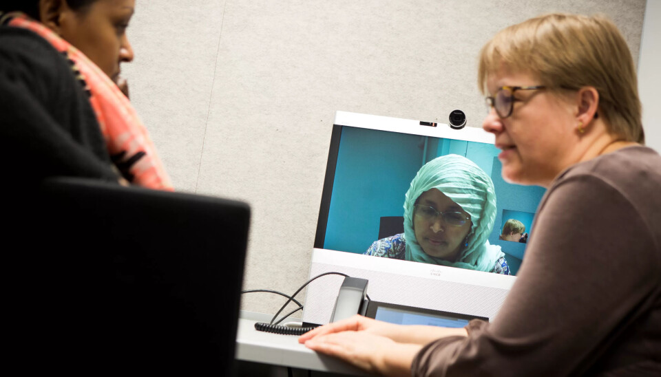 SKJERMTOLK: Tolkesentralen tilbyr også telefontolking og skjermtolking. Somalisk-tolk Lul Hassan Kulmiye kommuniserer med kolleger på tolkesentralen via pc. SKJERMTOLK: Tolkesentralen tilbyr også telefontolking og skjermtolking. Somalisk-tolk Lul Hassan Kulmiye kommuniserer med kolleger på tolkesentralen via pc.