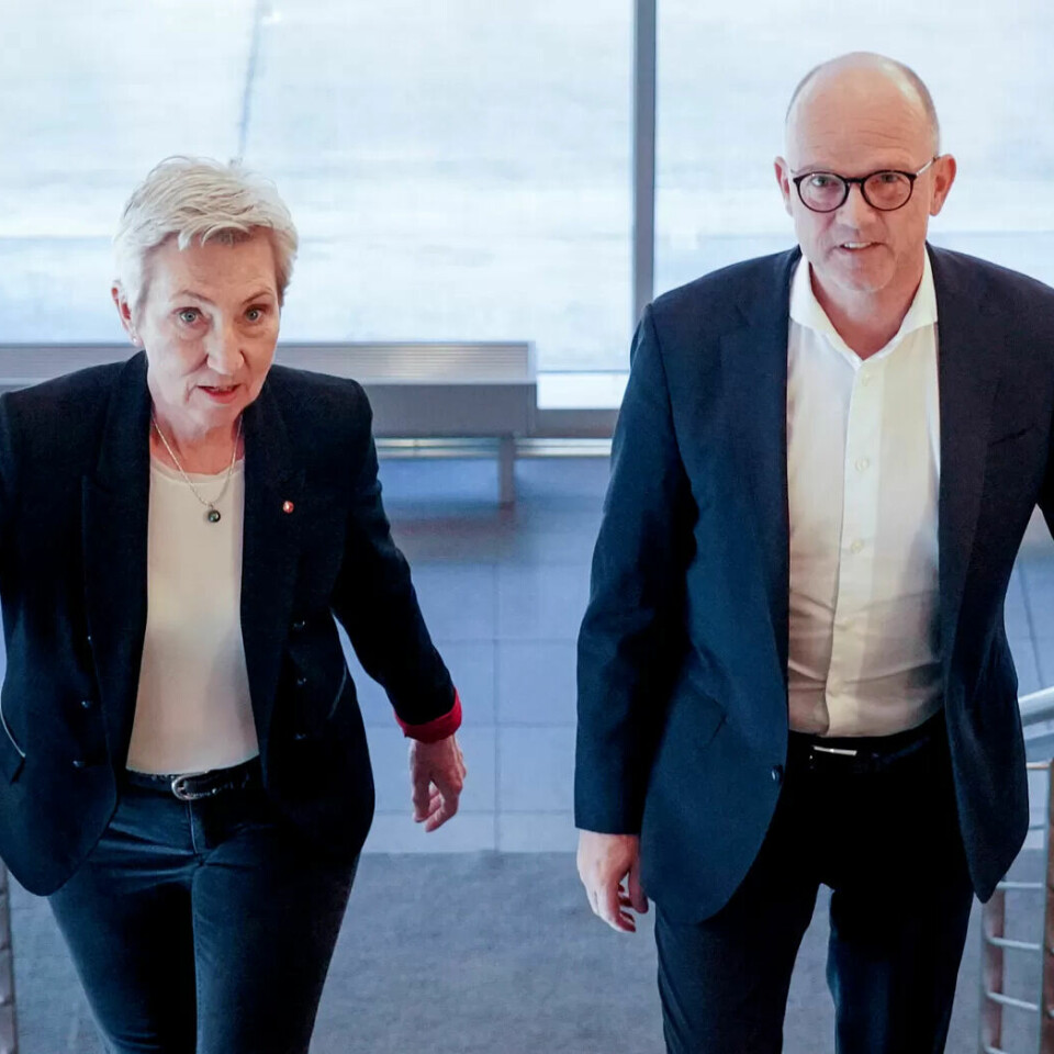 LO-leder Peggy Hessen Følsvik og NHO-direktør Ole Erik Almlid holder pressekonferanse i Næringslivets Hus etter at det ble brudd i forhandlingene i årets lønnsoppgjør. LO-leder Peggy Hessen Følsvik og NHO-direktør Ole Erik Almlid holder pressekonferanse i Næringslivets Hus etter at det ble brudd i forhandlingene i årets lønnsoppgjør.