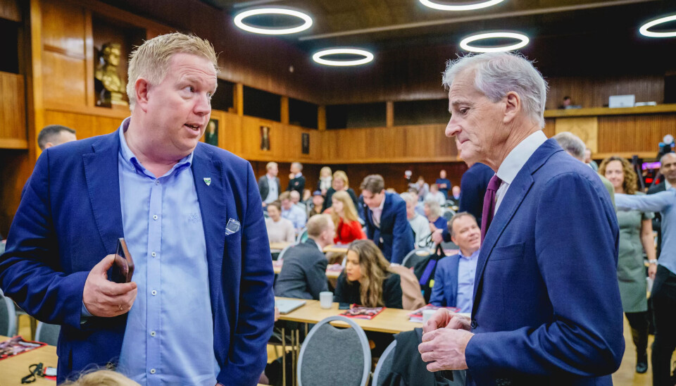 UT PÅ ANBUD: Nestleder i Trøndelag Arbeiderparti og Nærøysund-ordfører Amund Hellesø sammen med statsminister Jonas Gahr Støre på landsstyremøte i fjor. Nå går kommunen hans med dundrende underskudd. UT PÅ ANBUD: Nestleder i Trøndelag Arbeiderparti og Nærøysund-ordfører Amund Hellesø sammen med statsminister Jonas Gahr Støre på landsstyremøte i fjor. Nå går kommunen hans med dundrende underskudd.