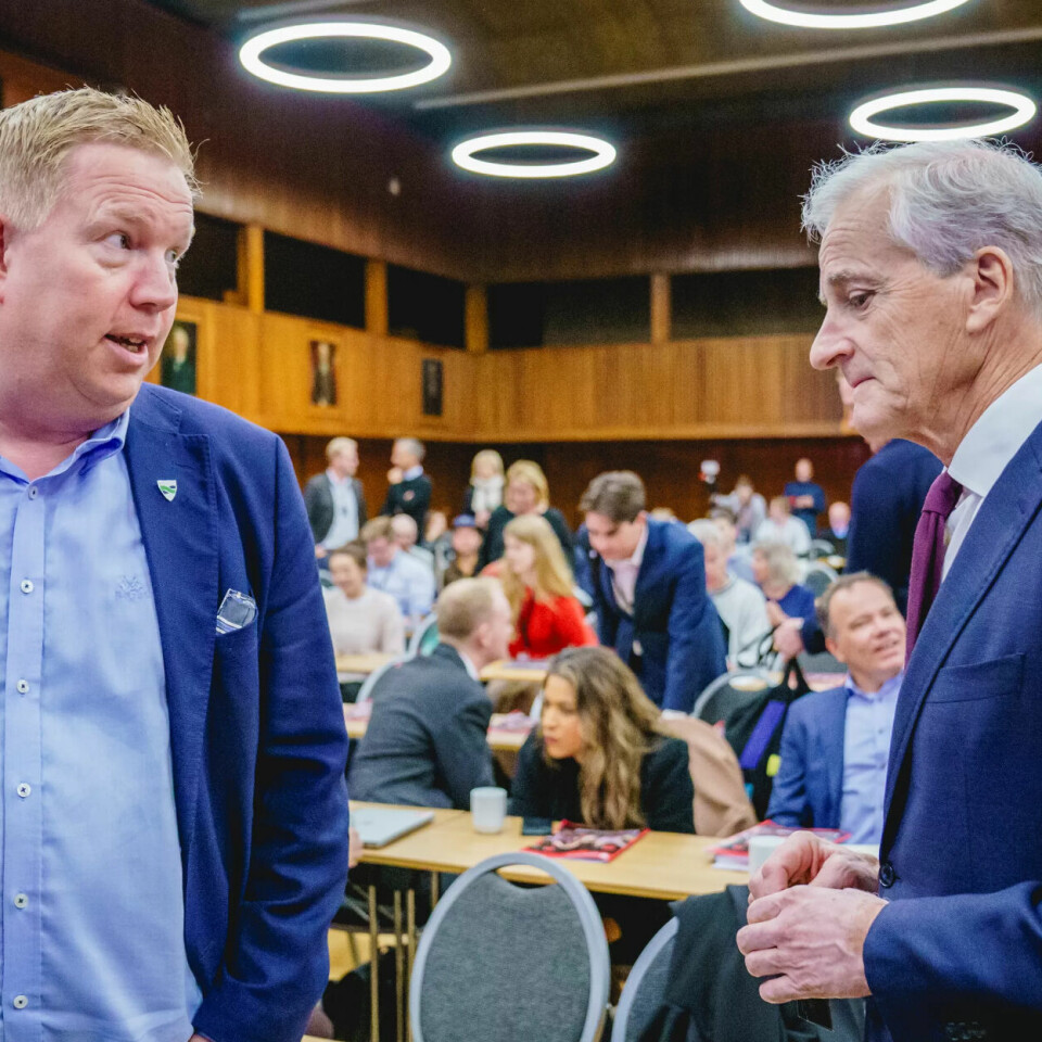UT PÅ ANBUD: Nestleder i Trøndelag Arbeiderparti og Nærøysund-ordfører Amund Hellesø sammen med statsminister Jonas Gahr Støre på landsstyremøte i fjor. Nå går kommunen hans med dundrende underskudd. UT PÅ ANBUD: Nestleder i Trøndelag Arbeiderparti og Nærøysund-ordfører Amund Hellesø sammen med statsminister Jonas Gahr Støre på landsstyremøte i fjor. Nå går kommunen hans med dundrende underskudd.