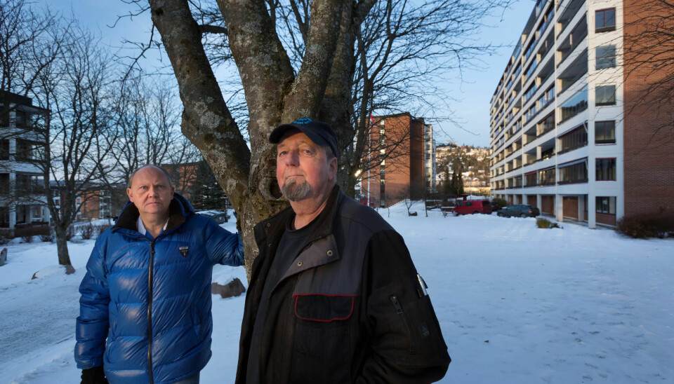 DYR FEMTILAPP: De har måtte tåle mye lukt og ekstrajobb med overfylte søppelrom. Det er ikek verdt innsparingen, mener borettslagsleder Nils-Jostein Helland og vaktmester Ingar Grønn. DYR FEMTILAPP: De har måtte tåle mye lukt og ekstrajobb med overfylte søppelrom. Det er ikek verdt innsparingen, mener borettslagsleder Nils-Jostein Helland og vaktmester Ingar Grønn.