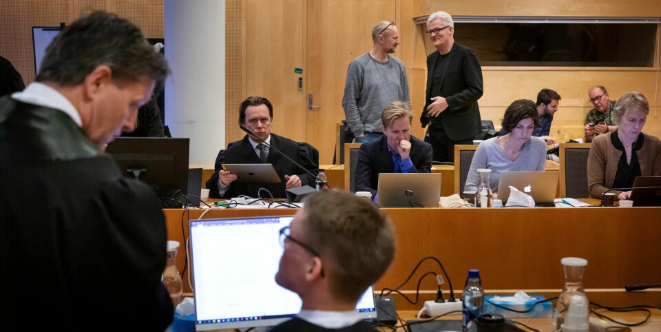 LØNNSADEL ELLER UNDERBETALT: Avstanden har ikke blitt mindre etter fem uker. Saksøkernes advokat Kjetil Edvardsen i forgrunnen til venstre. På andre siden: Aelris advokat Eirik Edvardsen, styreleder Pål Christian Stange og direktør for divisjon omsorg, Ingvild Kristiansen. LØNNSADEL ELLER UNDERBETALT: Avstanden har ikke blitt mindre etter fem uker. Saksøkernes advokat Kjetil Edvardsen i forgrunnen til venstre. På andre siden: Aelris advokat Eirik Edvardsen, styreleder Pål Christian Stange og direktør for divisjon omsorg, Ingvild Kristiansen.