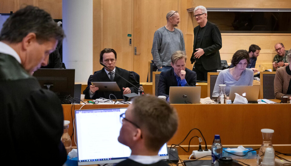 LØNNSADEL ELLER UNDERBETALT: Avstanden har ikke blitt mindre etter fem uker. Saksøkernes advokat Kjetil Edvardsen i forgrunnen til venstre. På andre siden: Aelris advokat Eirik Edvardsen, styreleder Pål Christian Stange og direktør for divisjon omsorg, Ingvild Kristiansen. LØNNSADEL ELLER UNDERBETALT: Avstanden har ikke blitt mindre etter fem uker. Saksøkernes advokat Kjetil Edvardsen i forgrunnen til venstre. På andre siden: Aelris advokat Eirik Edvardsen, styreleder Pål Christian Stange og direktør for divisjon omsorg, Ingvild Kristiansen.