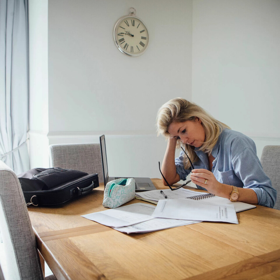 MINDRE KLEMFARE: Tre av ti jobber fortsatt fra hjemmekontor, ifølge svarene til deltakerne i Norsk koronamonitor. Fire av ti har klemt noen de ikke bor sammen med den siste uka. MINDRE KLEMFARE: Tre av ti jobber fortsatt fra hjemmekontor, ifølge svarene til deltakerne i Norsk koronamonitor. Fire av ti har klemt noen de ikke bor sammen med den siste uka.