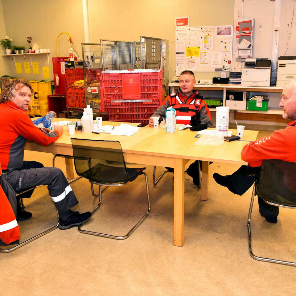 UHOLDBART: – Mange er overarbeidet, slitne og frustrerte.. Det må komme tiltak og mer personell, sier tillitsvalgt Jørn Jetmundsen (f.v.) – noe kollegene Jon Egil Ougendalen og Frank Bertelsen ved postterminalen i Bergen er enige i. UHOLDBART: – Mange er overarbeidet, slitne og frustrerte.. Det må komme tiltak og mer personell, sier tillitsvalgt Jørn Jetmundsen (f.v.) – noe kollegene Jon Egil Ougendalen og Frank Bertelsen ved postterminalen i Bergen er enige i.