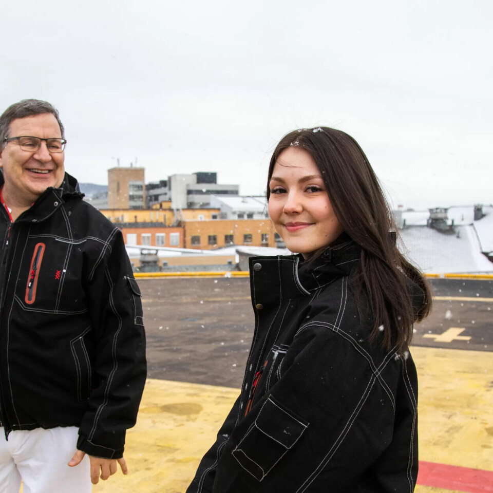 KLARE FOR NYE OPPGAVER: Portør Ole Martin Hernes og portørlærling Thea Kanten Bjone på helikopterdekket ved Oslo Universitetssjukehus, Ullevål KLARE FOR NYE OPPGAVER: Portør Ole Martin Hernes og portørlærling Thea Kanten Bjone på helikopterdekket ved Oslo Universitetssjukehus, Ullevål