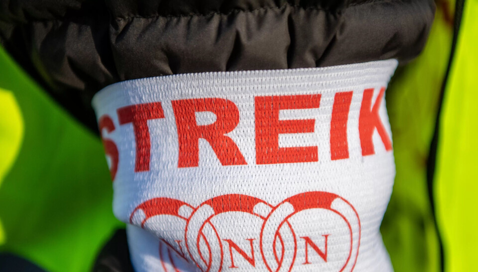 STREIK: Streikevaktene fra LO-forbundet NNN utenfor Ringnes Park i Oslo har antrekket i orden. STREIK: Streikevaktene fra LO-forbundet NNN utenfor Ringnes Park i Oslo har antrekket i orden.
