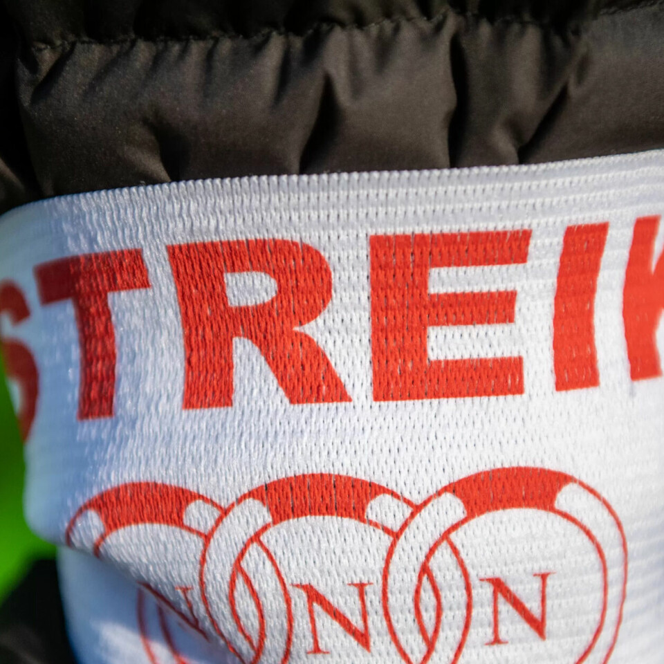 STREIK: Streikevaktene fra LO-forbundet NNN utenfor Ringnes Park i Oslo har antrekket i orden. STREIK: Streikevaktene fra LO-forbundet NNN utenfor Ringnes Park i Oslo har antrekket i orden.