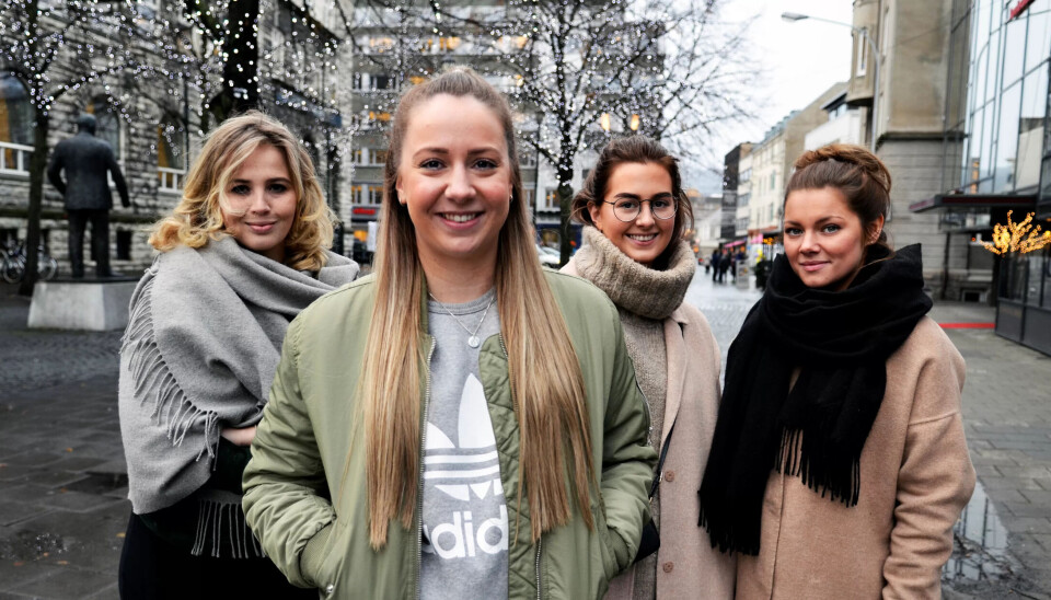 SERVITØRER: Ane Julie Folde (foran), Nathalie Stokke Hjelkrem (f.v.), Emma Øyan og Charlotte Waade er organiserte i Fellesforbundet. Restauranten de jobber ved er én av to restauranter med tariffavtale i byen. ? SERVITØRER: Ane Julie Folde (foran), Nathalie Stokke Hjelkrem (f.v.), Emma Øyan og Charlotte Waade er organiserte i Fellesforbundet. Restauranten de jobber ved er én av to restauranter med tariffavtale i byen. ?