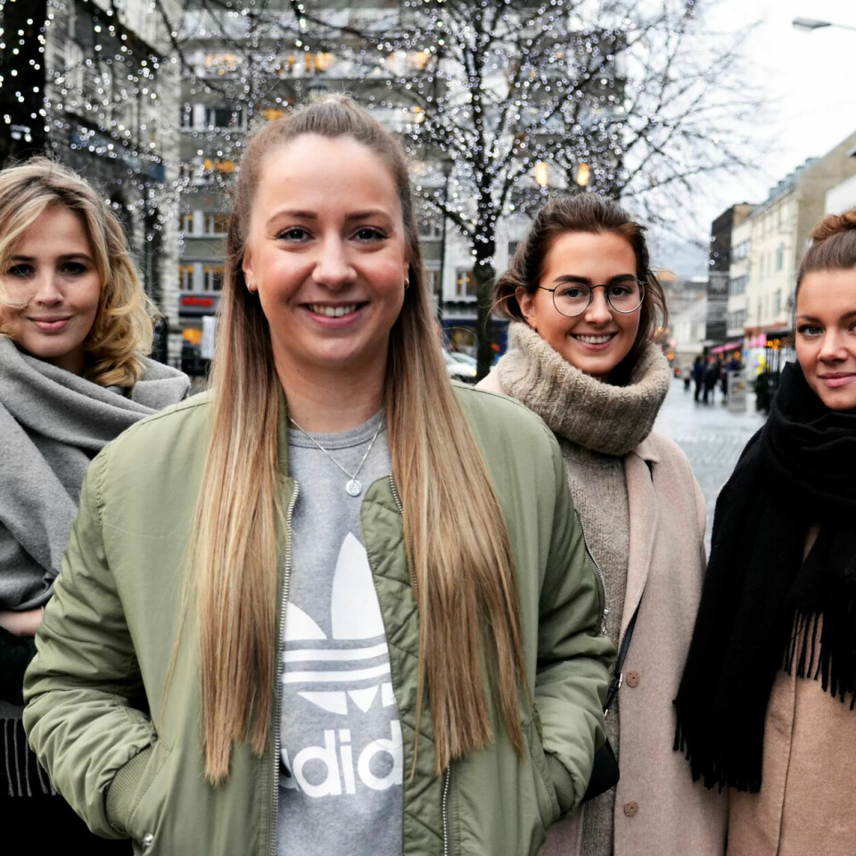 SERVITØRER: Ane Julie Folde (foran), Nathalie Stokke Hjelkrem (f.v.), Emma Øyan og Charlotte Waade er organiserte i Fellesforbundet. Restauranten de jobber ved er én av to restauranter med tariffavtale i byen. ? SERVITØRER: Ane Julie Folde (foran), Nathalie Stokke Hjelkrem (f.v.), Emma Øyan og Charlotte Waade er organiserte i Fellesforbundet. Restauranten de jobber ved er én av to restauranter med tariffavtale i byen. ?