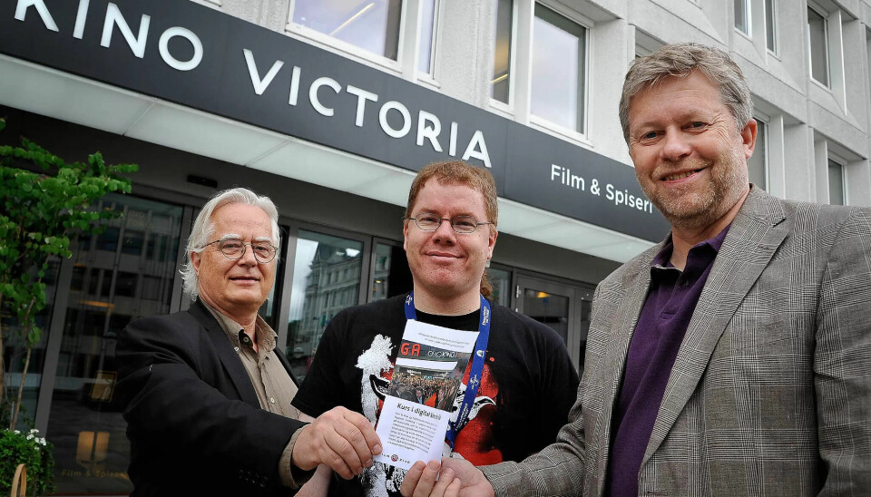 OPPDATERT: Nå har kinoansatte mulighet til å ta sertifikat i digital kinoteknikk gjennom et nytt kurs som er laget i samarbeid mellom Film & Kino og Fagforbundet. Fra v: Rolv Gjestland, Ronny Bekken Larsen og administrasjonssjef i Film & Kino, Roar Svartberg. OPPDATERT: Nå har kinoansatte mulighet til å ta sertifikat i digital kinoteknikk gjennom et nytt kurs som er laget i samarbeid mellom Film & Kino og Fagforbundet. Fra v: Rolv Gjestland, Ronny Bekken Larsen og administrasjonssjef i Film & Kino, Roar Svartberg.