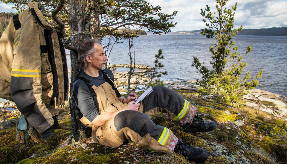 Når Roy Gudmundsen henger av seg brannjakka finner han seg gjerne en fredlig fururabb ved Øyern for å skrive tekster. Når Roy Gudmundsen henger av seg brannjakka finner han seg gjerne en fredlig fururabb ved Øyern for å skrive tekster.