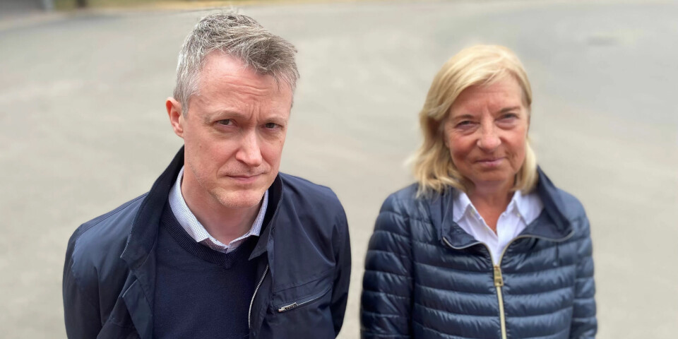 – Vi ser at noen av dem som mister autorisasjonen jobber videre i helsevesenet i stillinger der de ikke trenger autorisasjon, forteller Pål Kristian Molin og Lisbeth Normann i Helsetilsynet. – Vi ser at noen av dem som mister autorisasjonen jobber videre i helsevesenet i stillinger der de ikke trenger autorisasjon, forteller Pål Kristian Molin og Lisbeth Normann i Helsetilsynet.