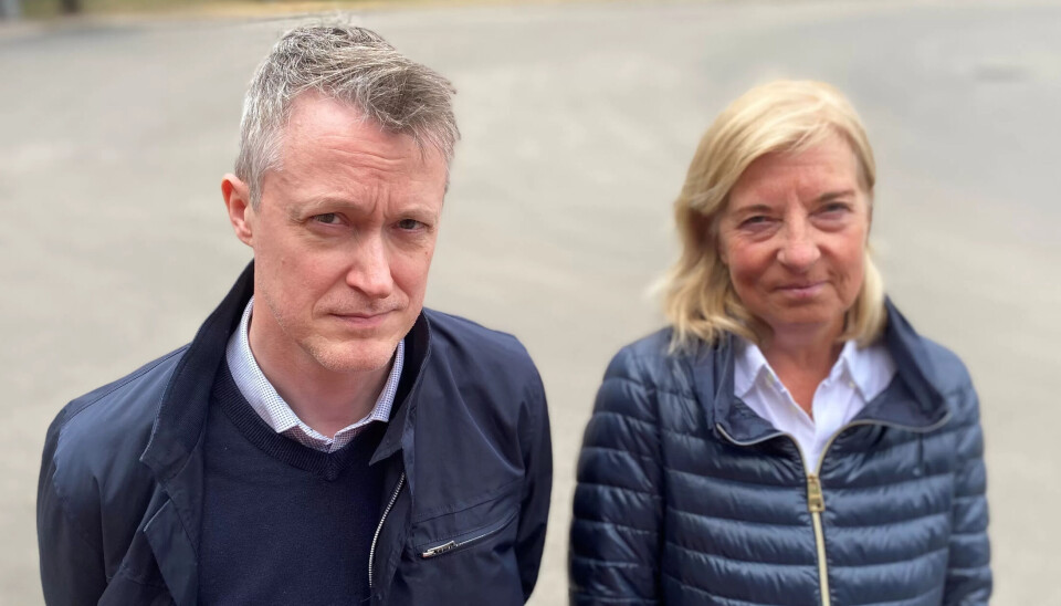 – Vi ser at noen av dem som mister autorisasjonen jobber videre i helsevesenet i stillinger der de ikke trenger autorisasjon, forteller Pål Kristian Molin og Lisbeth Normann i Helsetilsynet. – Vi ser at noen av dem som mister autorisasjonen jobber videre i helsevesenet i stillinger der de ikke trenger autorisasjon, forteller Pål Kristian Molin og Lisbeth Normann i Helsetilsynet.