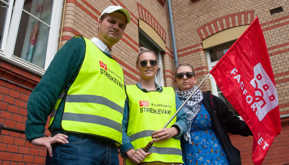 GRUNNLOVSSTRIDIG: Tobias Drevland Lund og Ramona Menghrogen med Maren Oddvang fra Fagforbundet Ung i Oslo streiket for lønn og pensjonsordning helt til regjeringen stanset streiken. Nå mener LO at det var grunnlovsstridig. GRUNNLOVSSTRIDIG: Tobias Drevland Lund og Ramona Menghrogen med Maren Oddvang fra Fagforbundet Ung i Oslo streiket for lønn og pensjonsordning helt til regjeringen stanset streiken. Nå mener LO at det var grunnlovsstridig.