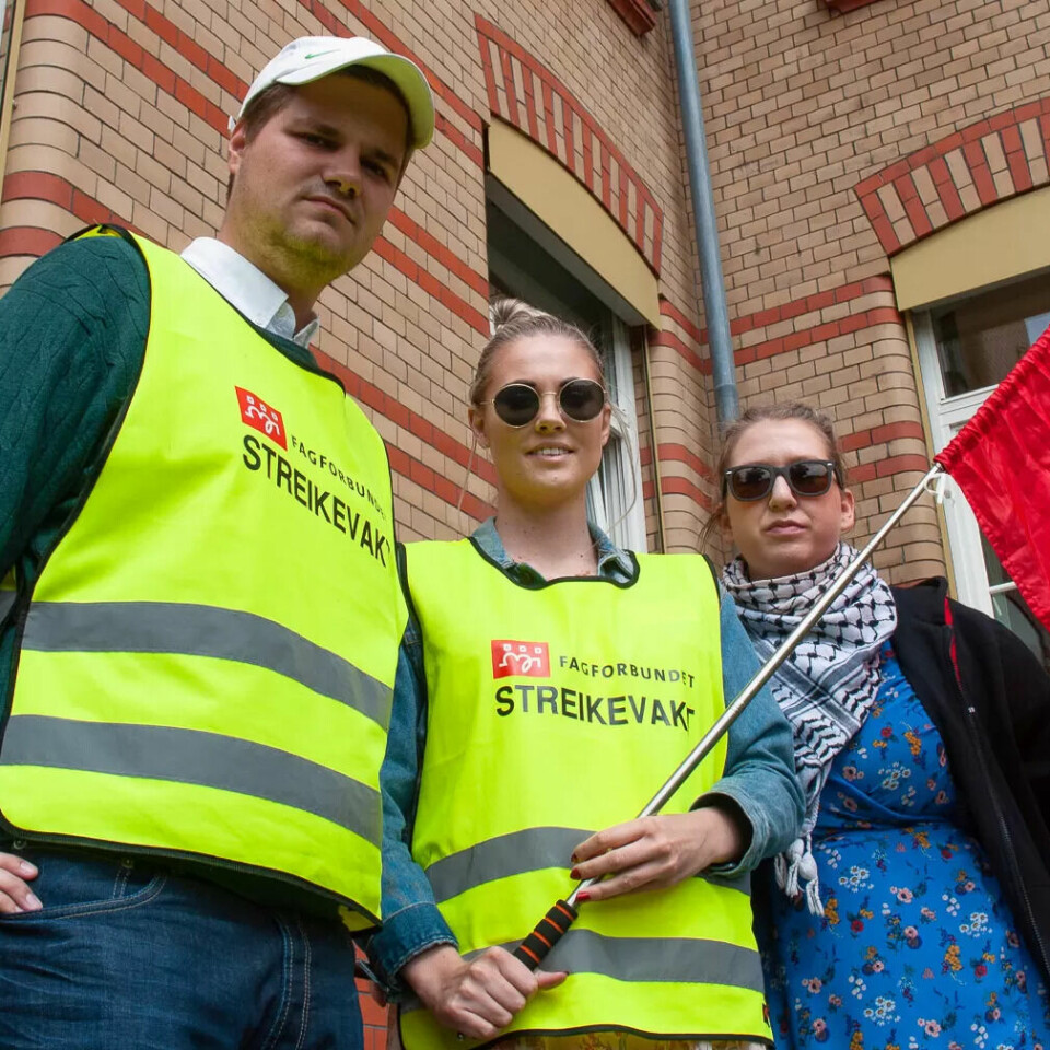 GRUNNLOVSSTRIDIG: Tobias Drevland Lund og Ramona Menghrogen med Maren Oddvang fra Fagforbundet Ung i Oslo streiket for lønn og pensjonsordning helt til regjeringen stanset streiken. Nå mener LO at det var grunnlovsstridig. GRUNNLOVSSTRIDIG: Tobias Drevland Lund og Ramona Menghrogen med Maren Oddvang fra Fagforbundet Ung i Oslo streiket for lønn og pensjonsordning helt til regjeringen stanset streiken. Nå mener LO at det var grunnlovsstridig.