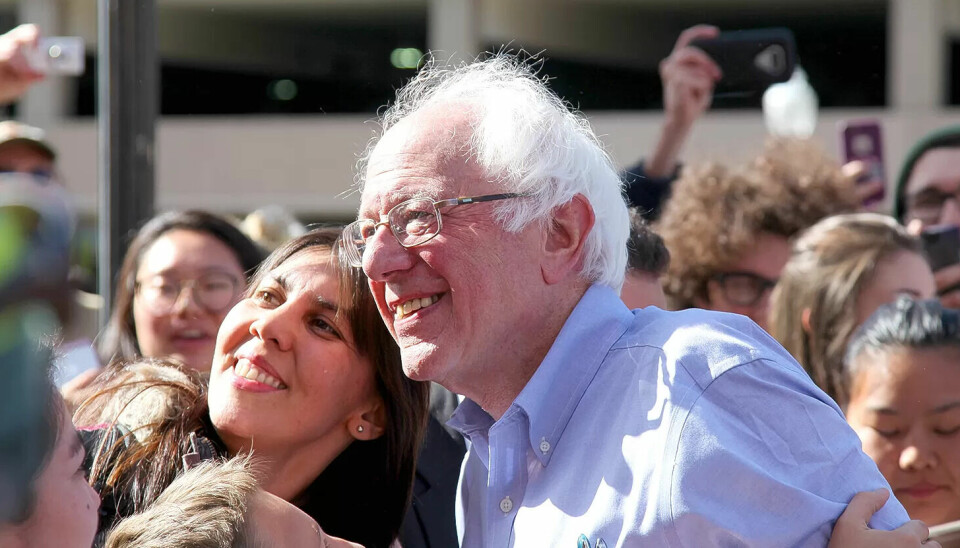 Bernie Sanders tar en selfie sammen med en av sine tilhengere. Arkivfoto. Bernie Sanders tar en selfie sammen med en av sine tilhengere. Arkivfoto.