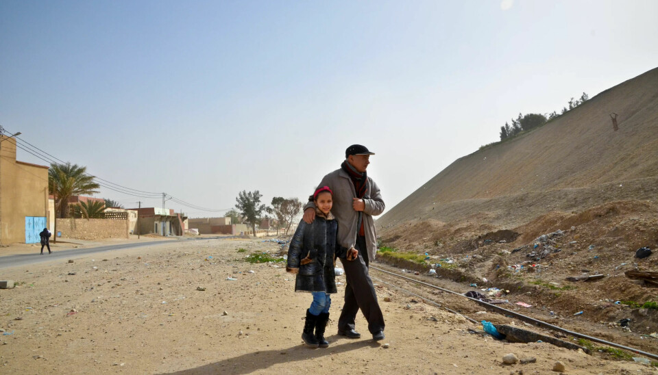 HER STARTET REVOLUSJONEN: I gruveområdet Gafsa sør i Tunisia. Staten suger ut naturressursene, og gir knapt noe tilbake til lokalsamfunnet. Den fagorganiserte miljøaktivisten Abdessalam al-Zaybi forteller om hvordan den innbringende fosfatproduksjonen i Tunisia forurenser naturen og fører til sykdom. Her sammen med datteren Ulla (8). HER STARTET REVOLUSJONEN: I gruveområdet Gafsa sør i Tunisia. Staten suger ut naturressursene, og gir knapt noe tilbake til lokalsamfunnet. Den fagorganiserte miljøaktivisten Abdessalam al-Zaybi forteller om hvordan den innbringende fosfatproduksjonen i Tunisia forurenser naturen og fører til sykdom. Her sammen med datteren Ulla (8).