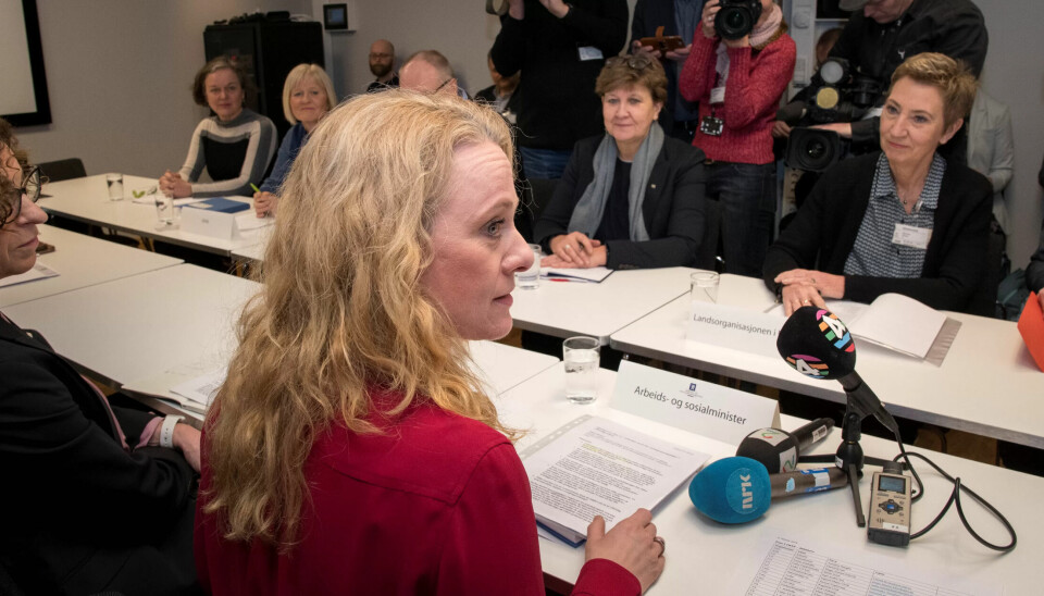 KREVENDE FORHANDLINGER: I dag tidlig startet forhandlingene om ny offentlig tjenestepensjon. Selv om partene er enige om flere av hovedtrekkene er det mange tøffe diskusjoner som gjenstår før de kan bli enige. Foran sitter arbeids- og sosialminister Anniken Haugli, bak sitter Mette Nord fra Fagforbundet og 1. nestleder i LO, Peggy Hessen Følsvik. KREVENDE FORHANDLINGER: I dag tidlig startet forhandlingene om ny offentlig tjenestepensjon. Selv om partene er enige om flere av hovedtrekkene er det mange tøffe diskusjoner som gjenstår før de kan bli enige. Foran sitter arbeids- og sosialminister Anniken Haugli, bak sitter Mette Nord fra Fagforbundet og 1. nestleder i LO, Peggy Hessen Følsvik.