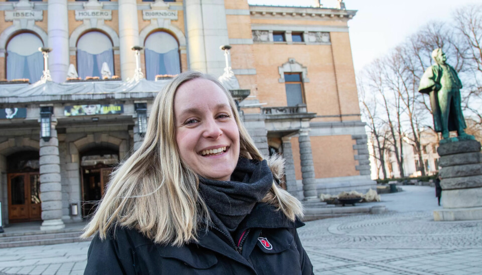 VIKTIGE: – Yrkesgruppene våre er helt avgjørende. Uten dem blir det ingen forestilling, uansett hvor flinke aktørene som står på scenen er, sier Mari Røsjø, leder i Fagforbundet Teater og Scene. VIKTIGE: – Yrkesgruppene våre er helt avgjørende. Uten dem blir det ingen forestilling, uansett hvor flinke aktørene som står på scenen er, sier Mari Røsjø, leder i Fagforbundet Teater og Scene.