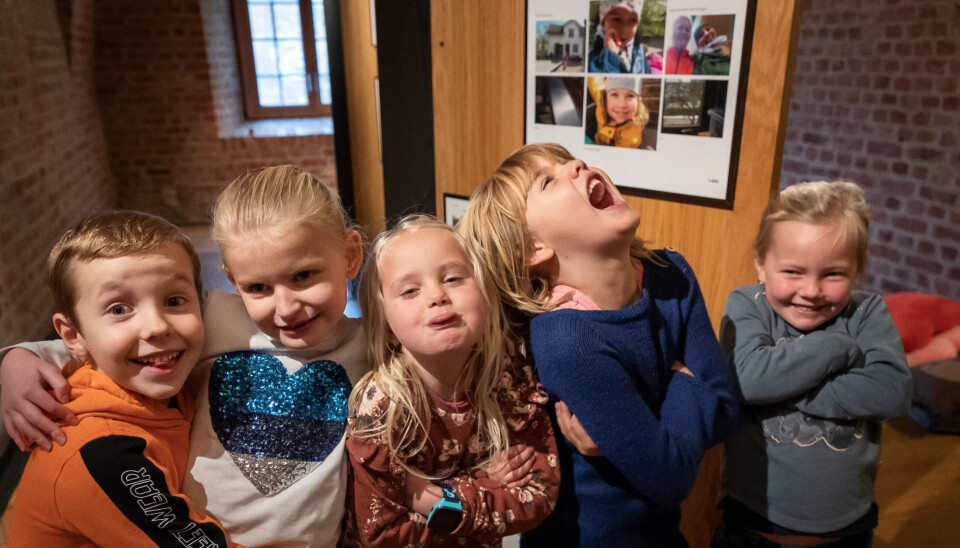 EGNE FOTOGRAFIER: Daniel, Kornelia, Nora, Olea og Pia viser fram bildene sine på utstillingen av Huskebilder på Preus museum. EGNE FOTOGRAFIER: Daniel, Kornelia, Nora, Olea og Pia viser fram bildene sine på utstillingen av Huskebilder på Preus museum.