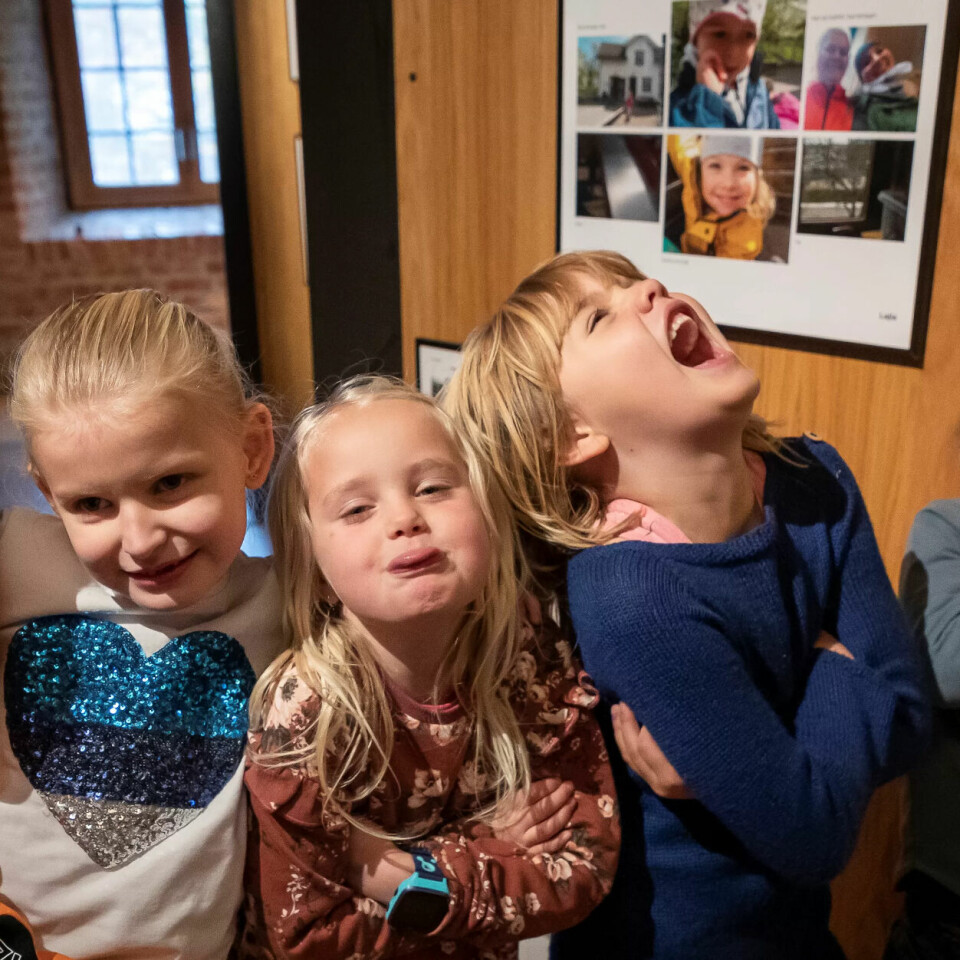 EGNE FOTOGRAFIER: Daniel, Kornelia, Nora, Olea og Pia viser fram bildene sine på utstillingen av Huskebilder på Preus museum. EGNE FOTOGRAFIER: Daniel, Kornelia, Nora, Olea og Pia viser fram bildene sine på utstillingen av Huskebilder på Preus museum.