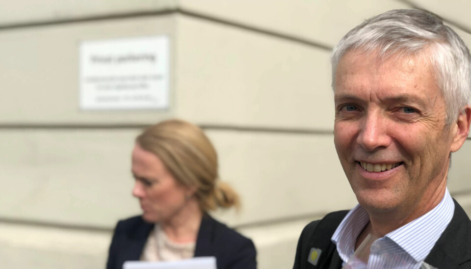 Professor Steinar Holden leder utvalget som skal vurdere lønnsdannelsen i Norge for fjerde gang. I forrige runde var det Anniken Hauglie (i bakgrunnen) som var arbeidsminister. Professor Steinar Holden leder utvalget som skal vurdere lønnsdannelsen i Norge for fjerde gang. I forrige runde var det Anniken Hauglie (i bakgrunnen) som var arbeidsminister.