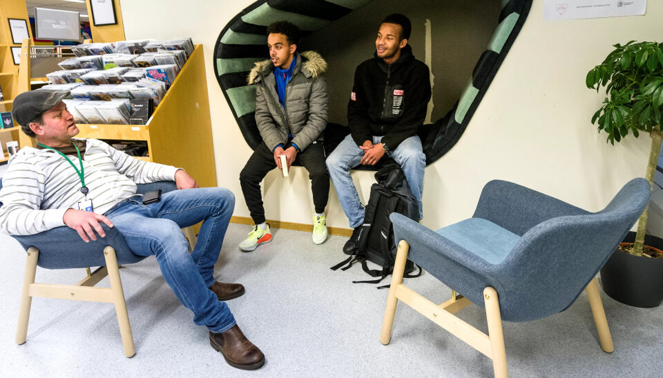 IKKE BARE ET BIBLIOTEK: Henok Ephren og Dahir Mohamed Dahir var ikke blant bråkmakerne, men har likevel fått god hjelp av miljøarbeider Espen Halvorsen. Norske kultur, cv-skriving og støtte til jobbintervju har de funnet her. IKKE BARE ET BIBLIOTEK: Henok Ephren og Dahir Mohamed Dahir var ikke blant bråkmakerne, men har likevel fått god hjelp av miljøarbeider Espen Halvorsen. Norske kultur, cv-skriving og støtte til jobbintervju har de funnet her.