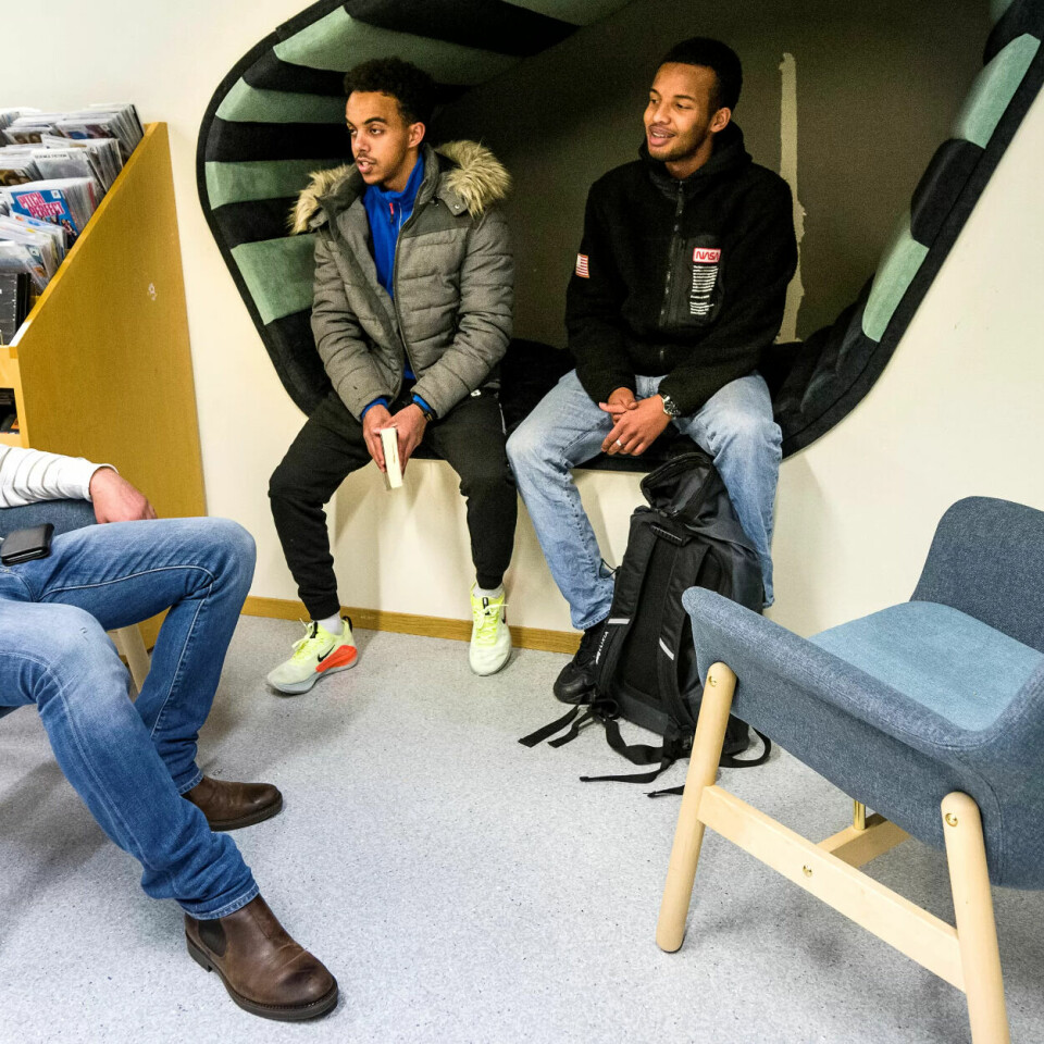 IKKE BARE ET BIBLIOTEK: Henok Ephren og Dahir Mohamed Dahir var ikke blant bråkmakerne, men har likevel fått god hjelp av miljøarbeider Espen Halvorsen. Norske kultur, cv-skriving og støtte til jobbintervju har de funnet her. IKKE BARE ET BIBLIOTEK: Henok Ephren og Dahir Mohamed Dahir var ikke blant bråkmakerne, men har likevel fått god hjelp av miljøarbeider Espen Halvorsen. Norske kultur, cv-skriving og støtte til jobbintervju har de funnet her.