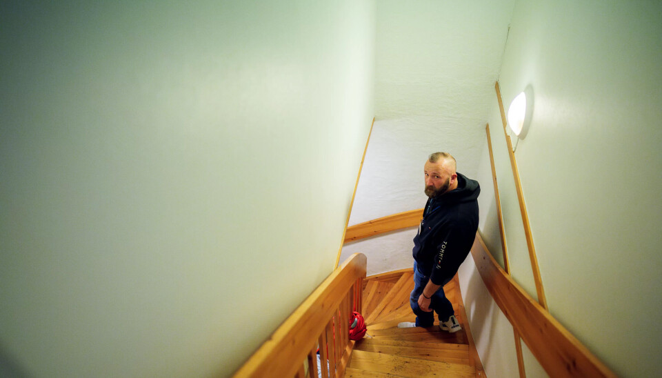 Ned til Jonas: 20-åringen bor i kjelleren. Han har ikke kontakt med boligens øvrige beboere. Her er assistent Rune Roth på vei ned til ham. Ned til Jonas: 20-åringen bor i kjelleren. Han har ikke kontakt med boligens øvrige beboere. Her er assistent Rune Roth på vei ned til ham.