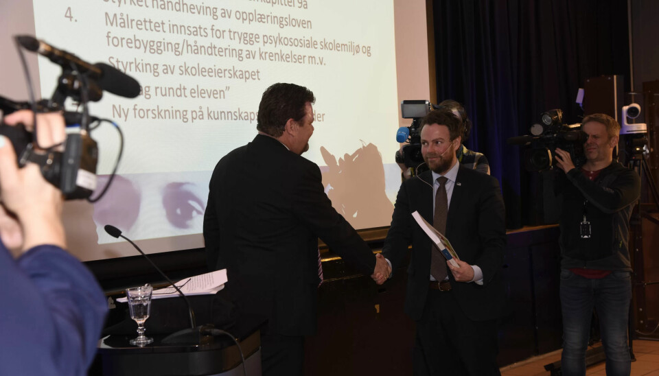 MANGE FORSLAG: Djupedalutvalget har gitt regjeringen og kunnskapsminister Torbjørn Røe Isaksen rundt 100 forslag til tiltak mot mobbing MANGE FORSLAG: Djupedalutvalget har gitt regjeringen og kunnskapsminister Torbjørn Røe Isaksen rundt 100 forslag til tiltak mot mobbing