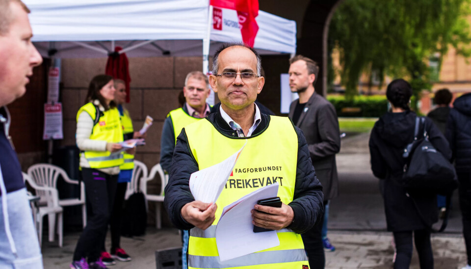 Shahid Dar, seksjonsleder regnskap for Rikshospitalet og Ullevål sykehus, streiker for første gang på 30 år i jobben. Shahid Dar, seksjonsleder regnskap for Rikshospitalet og Ullevål sykehus, streiker for første gang på 30 år i jobben.