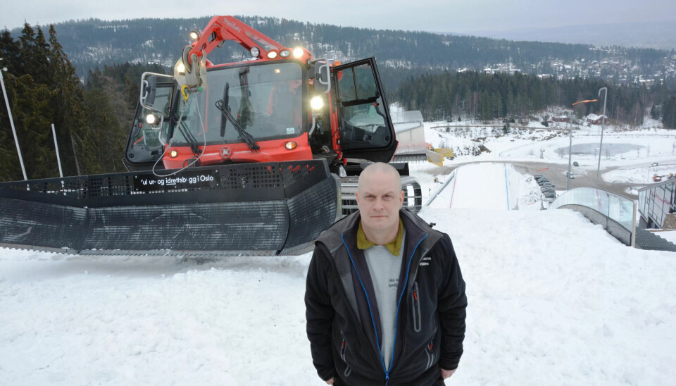 MANN OG MASKIN: Tom Kjetil Tangen er en av dem som har til jobb å preparere hoppbakkene i Holmenkollen. MANN OG MASKIN: Tom Kjetil Tangen er en av dem som har til jobb å preparere hoppbakkene i Holmenkollen.