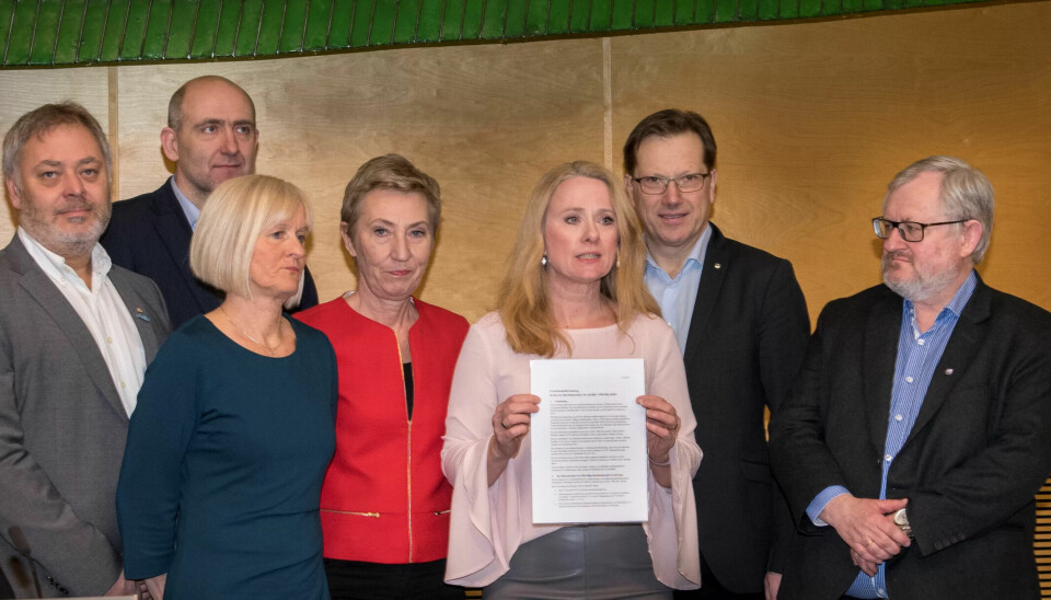 NY AVTALE: Arbeidsminister Anniken Hauglie presenterte den nye avtalen om offentlig tjenestepensjon sammen med partene i arbeidslivet. NY AVTALE: Arbeidsminister Anniken Hauglie presenterte den nye avtalen om offentlig tjenestepensjon sammen med partene i arbeidslivet.
