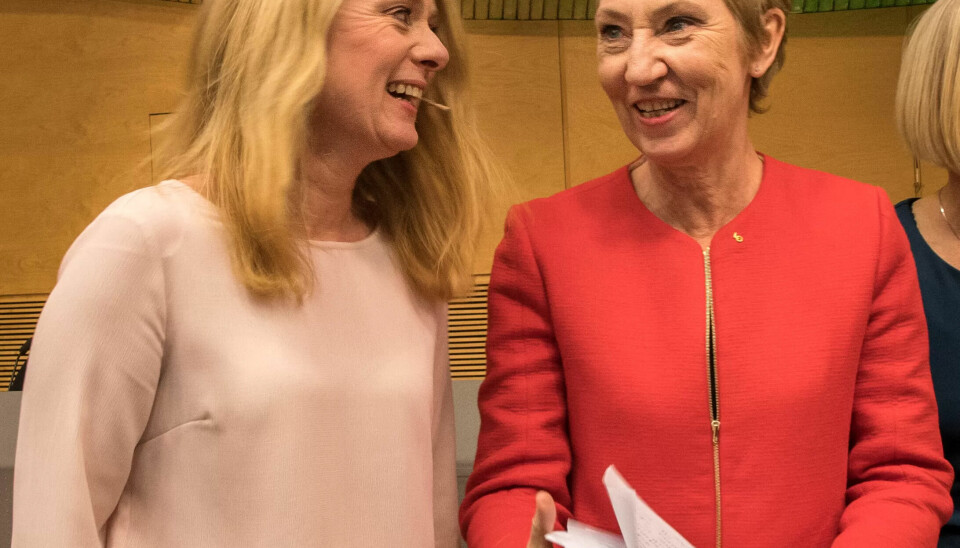 GOD STEMMNING: Arbeidsminister Anniken Hauglie fortalte at arbeidstakerorganisasjonene hadde kjempet som løver for sine medlemsgrupper, men at det samtidig hadde vært god stemning og godt samarbeid i forhandlingene. Her står hun til venstre sammen med første nesleder i LO, Peggy Hessen Følsvik. GOD STEMMNING: Arbeidsminister Anniken Hauglie fortalte at arbeidstakerorganisasjonene hadde kjempet som løver for sine medlemsgrupper, men at det samtidig hadde vært god stemning og godt samarbeid i forhandlingene. Her står hun til venstre sammen med første nesleder i LO, Peggy Hessen Følsvik.