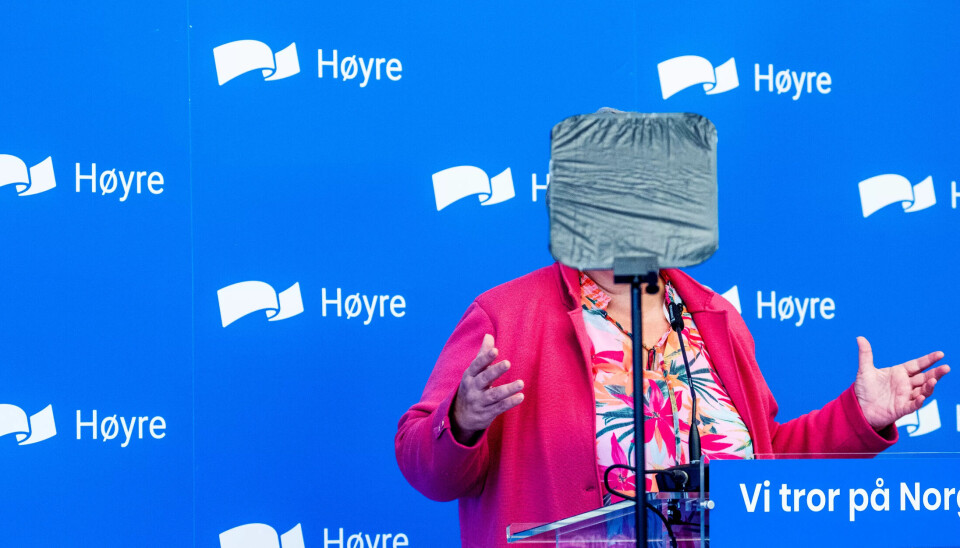 FORNØYD: – Dette er utrolige tall, sier Høyre-leder Erna Solberg om den nye valgmålingen for Dagbladet og Vårt Land. Dette uvanlige bildet ble tatt av NTBs fotograf på et sentralstyremøte i Høyre. FORNØYD: – Dette er utrolige tall, sier Høyre-leder Erna Solberg om den nye valgmålingen for Dagbladet og Vårt Land. Dette uvanlige bildet ble tatt av NTBs fotograf på et sentralstyremøte i Høyre.