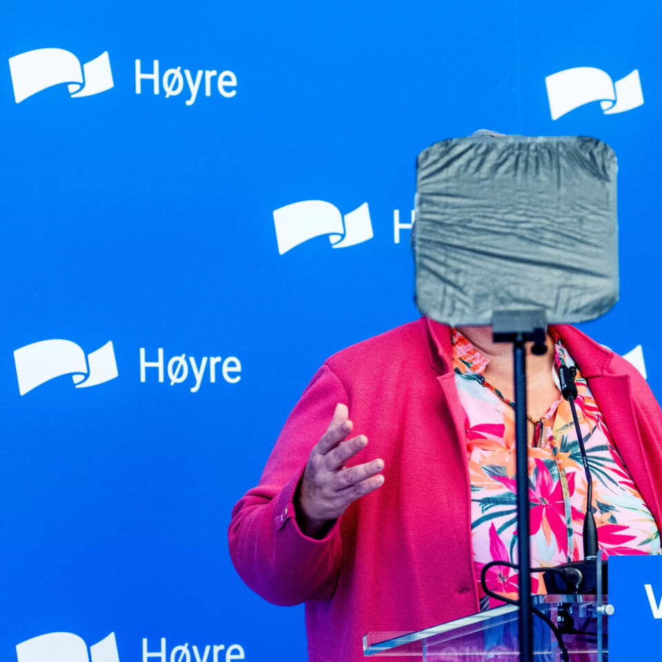 FORNØYD: – Dette er utrolige tall, sier Høyre-leder Erna Solberg om den nye valgmålingen for Dagbladet og Vårt Land. Dette uvanlige bildet ble tatt av NTBs fotograf på et sentralstyremøte i Høyre. FORNØYD: – Dette er utrolige tall, sier Høyre-leder Erna Solberg om den nye valgmålingen for Dagbladet og Vårt Land. Dette uvanlige bildet ble tatt av NTBs fotograf på et sentralstyremøte i Høyre.
