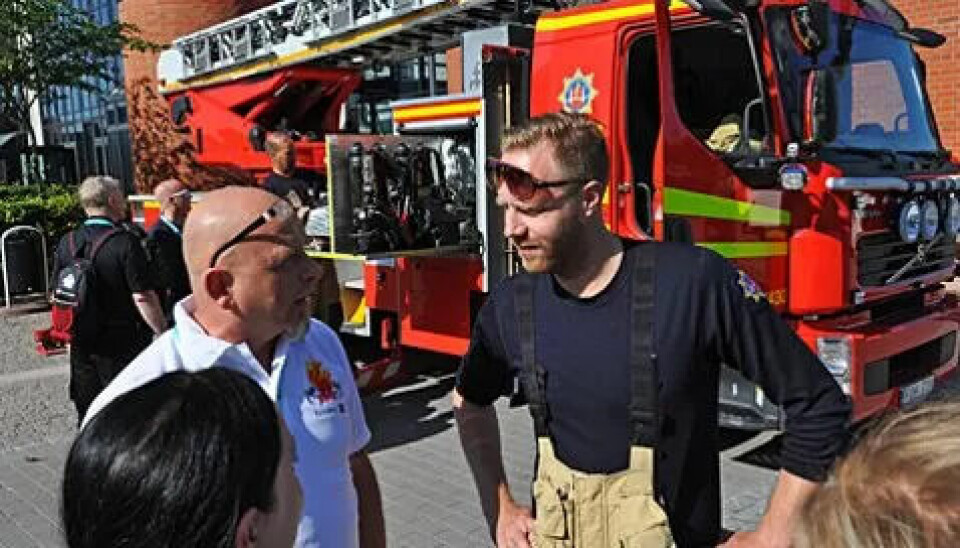OPPMERKSOMHET: Dag Skaseth i diskusjon med Andreas Jorstedt fra Frölunda brannstasjon i Göteborg, som er godt i gang med nye og bedre rutiner. OPPMERKSOMHET: Dag Skaseth i diskusjon med Andreas Jorstedt fra Frölunda brannstasjon i Göteborg, som er godt i gang med nye og bedre rutiner.