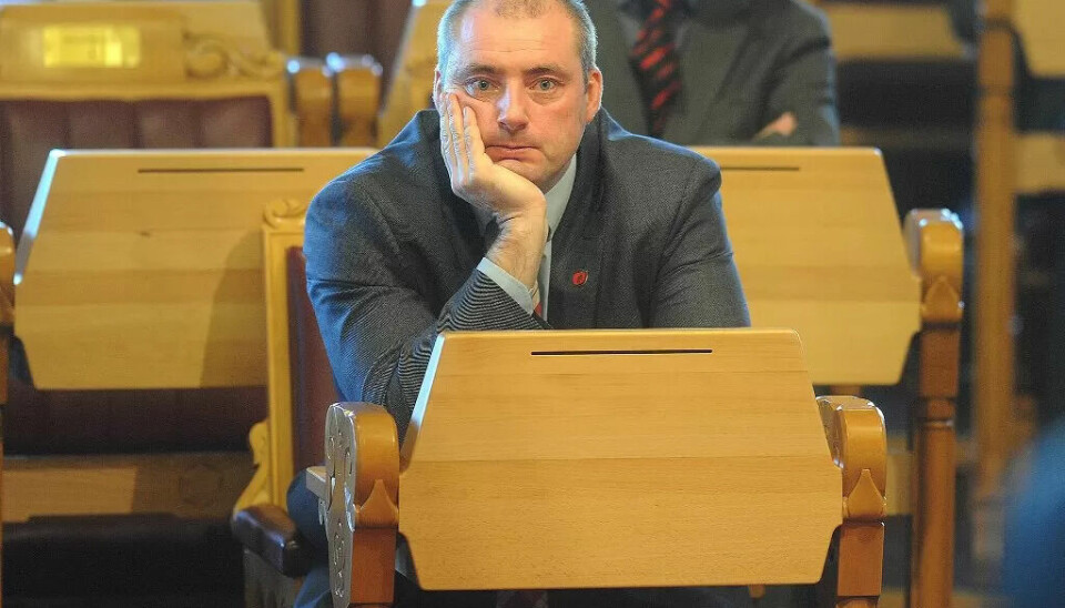 MISBRUKT: Arbeidsminister Robert Eriksson trekker fram Fauske som en solskinnshistorie med lange vakter. Hovedtillitsvalgt Linda Salomonsen føler seg misbrukt fordi prosjektet i Fauske ikke var vellykket. MISBRUKT: Arbeidsminister Robert Eriksson trekker fram Fauske som en solskinnshistorie med lange vakter. Hovedtillitsvalgt Linda Salomonsen føler seg misbrukt fordi prosjektet i Fauske ikke var vellykket.