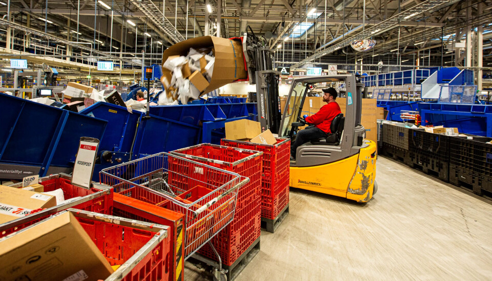 STORE VOLUM: Daglig ankommer mengder av småpakker fra kinesiske Temu produksjonshallen på Postens Østlandsterminal. STORE VOLUM: Daglig ankommer mengder av småpakker fra kinesiske Temu produksjonshallen på Postens Østlandsterminal.