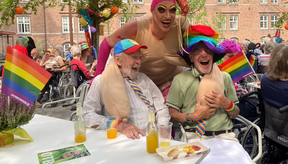 Slottsmoro: På sykehjemmet Slottet i København har skeive fortrinnsrett, og Pride-festen er årets høydepunkt. Da inviteres beboere fra områdets fem andre sykehjem til heldags moro i hagen. Slottsmoro: På sykehjemmet Slottet i København har skeive fortrinnsrett, og Pride-festen er årets høydepunkt. Da inviteres beboere fra områdets fem andre sykehjem til heldags moro i hagen.